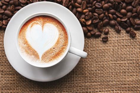 Una Taza De Cafe Con Corazon Foto Premium