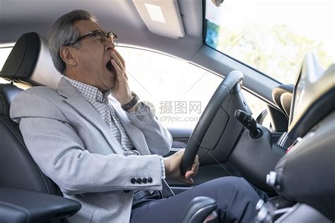 老年男性司机犯困疲劳驾驶高清图片下载 正版图片502311173 摄图网