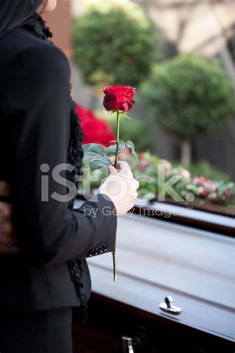 Foto De Stock Mujer En El Funeral Con El Ata D Libre De Derechos