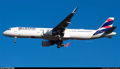 PT XPD Airbus A321 211 LATAM Airlines LorenzoAfonso JetPhotos