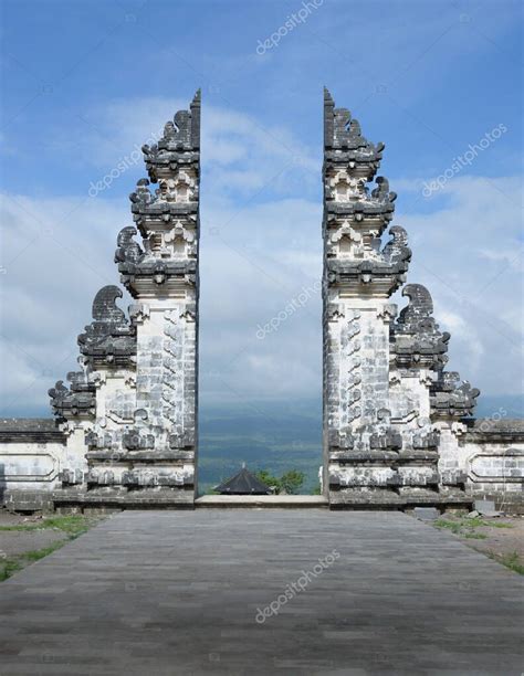 Puerta Dividida Balinesa Tradicional La Puerta Del Cielo Del Templo De