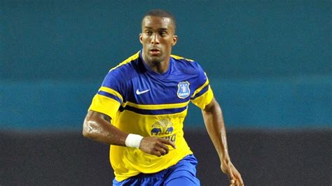 Sylvain Distin leaves United match with a hamstring injury, we will try not to panic - Royal ...