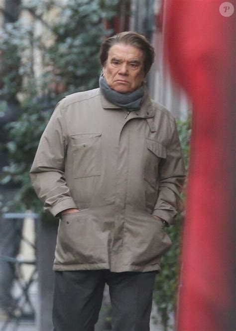 Photo Exclusif Bernard Tapie se promène incognito dans le quartier