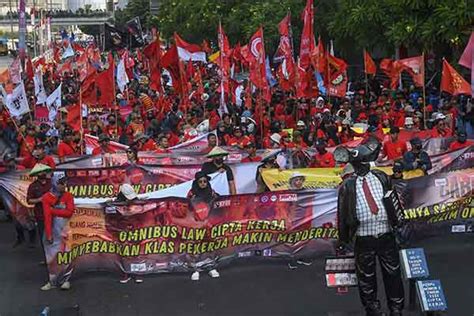 Ribuan Buruh Demo Di Jakarta Tuntut Kenaikan Upah Dan Cabut Omnibus Law