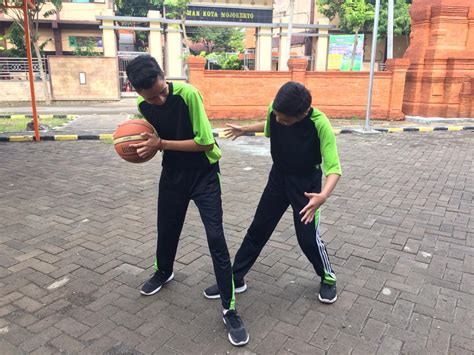 Teknik Dasar Bola Basket Lay Up Homecare24