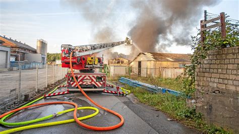 Feuerwehr Bochum im Großeinsatz Lagerhalle in Vollbrand