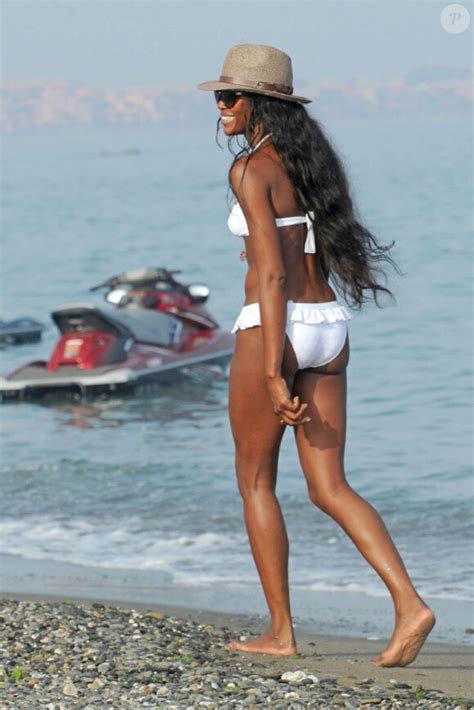 Photo Naomi Campbell en bikini sur une plage à Marbella Le août Purepeople