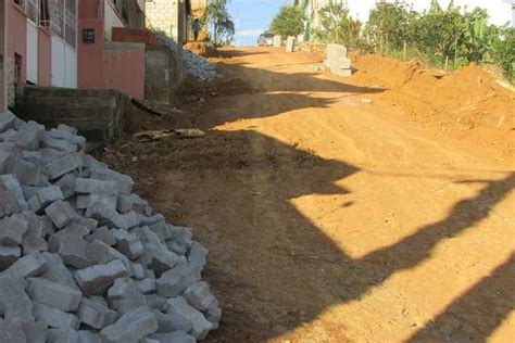 Rua Do Bairro Bom Pastor Recebe Cal Amento Para Facilitar Tr Nsito