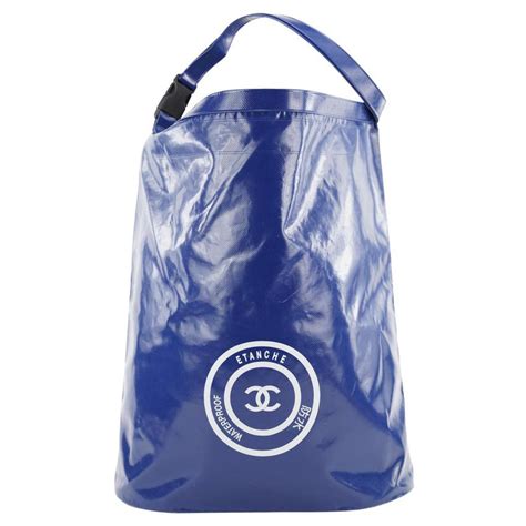 Chanel Sac cabas étanche bleu CC Sports Logo Etanche Bucket Hobo Cuir