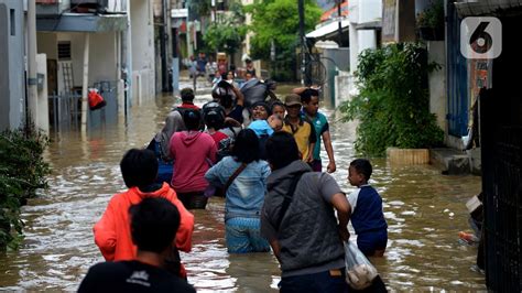 Banjir Mulai Surut Petugas Bersihkan Sisa Banjir Kampung Pulo News