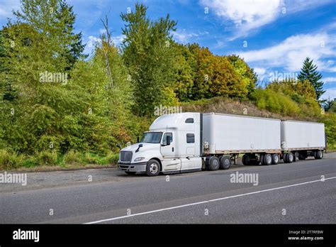 White Long Hauler Carrier Big Rig Semi Truck With Truck Driver Rest