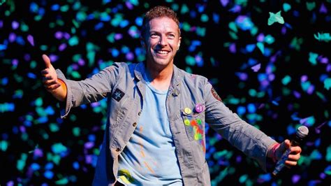 Chris Martin diz que questionou sua sexualidade após ofensas