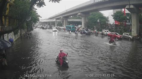 Heavy rain floods many streets in Hanoi | Tuoi Tre News