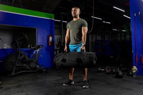 Atleta Masculino Vistiendo Ropa Deportiva De Pie En Un Gimnasio