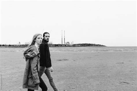 «teenage Young Couple Walking On The Beach In Autumn Time Del