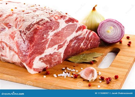 Carne De Porco Crua Fresca Na Placa De Corte Imagem De Stock Imagem