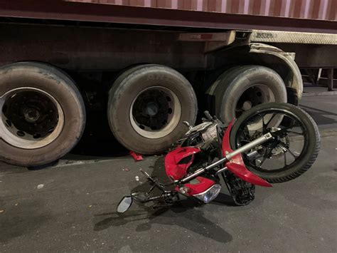 Fica Destru Da Moto De Homem Que Quase Foi Esmagado Por Carreta Durante