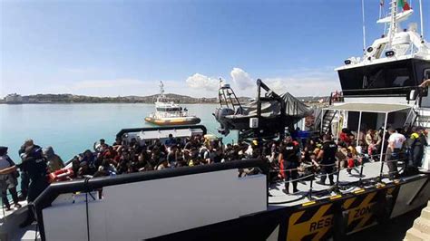 A Crotone Nuovo Sbarco Di Migranti Arrivati In C Anche Un