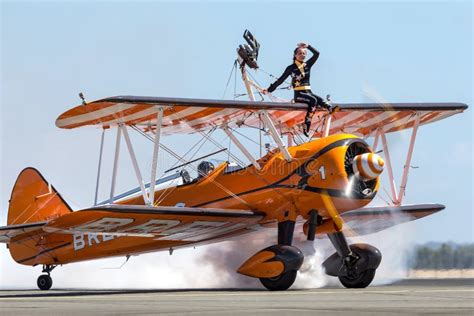 Biplan De Boeing Stearman De Vintage Du Breitling Wing Walkers Image