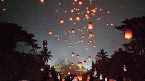 peringatan waisak   ribuan lampion hiasi langit malam  kawasan