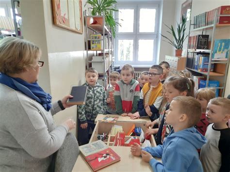 Przedszkolaki z Tęczowej Akademii z wizytą w bibliotece szkolnej