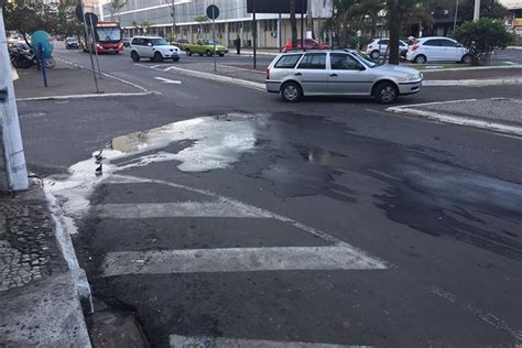 Leitor denuncia vazamento de água no Centro