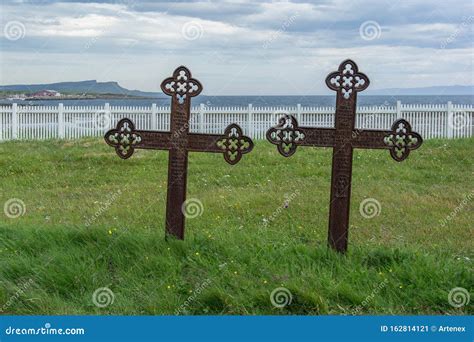 Vieux Cimetière Et Traversée De La Tombe Abandonnée Image stock Image