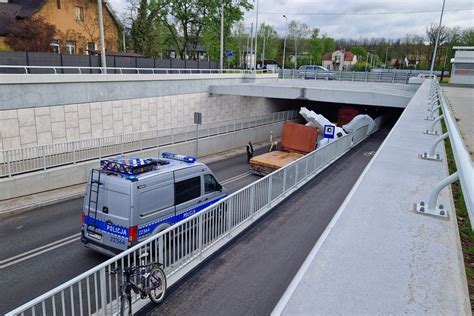 Ciężarówka uszkodziła nowy tunel w Sulejówku Gigantyczne utrudnienia w