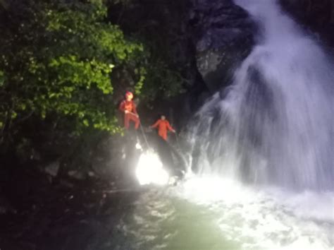 Lompat Di Air Terjun Aimitat Remaja Di Maumere Tenggelam Suarasikka