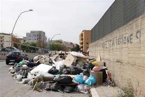 Emergenza Rifiuti A Reggio Calabria Stanza 101 Solita Sceneggiata Di