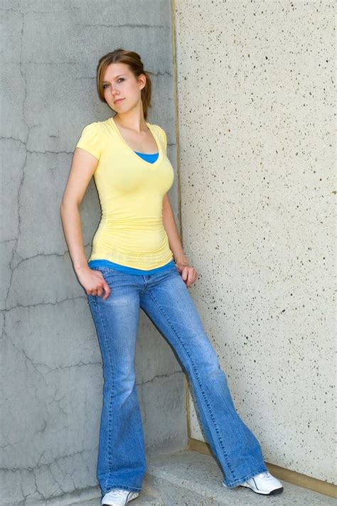 Brunette Lindo Foto De Archivo Imagen De Pared Vaqueros 4512456