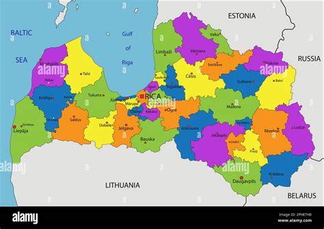 Colorido mapa político de Letonia con capas claramente etiquetadas y