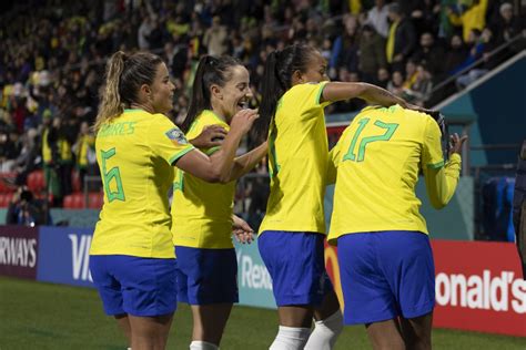 Brasil goleia Panamá por 4 a 0 na estreia da Copa do Mundo