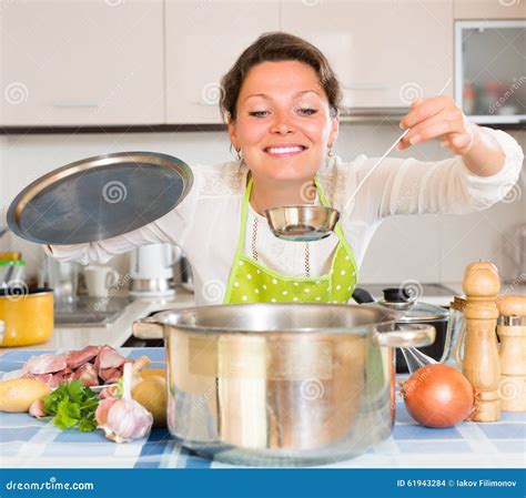 Mujer Que Cocina La Sopa Con La Carne Foto De Archivo Imagen De Ropas