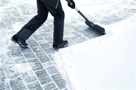 7 safety tips for snow shovelling | Lifemark