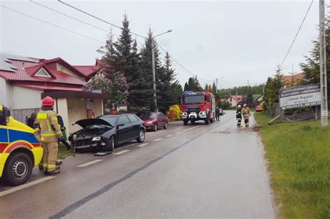 Dwie Osoby W Szpitalu Po Uderzeniu Auta W Ogrodzenie