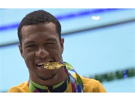 Gabriel Araújo é bicampeão nos 50m costas e Brasil é ouro no