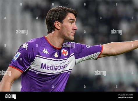 Dusan Vlahovic De Lacf Fiorentina Regarde Pendant La Série Un Match