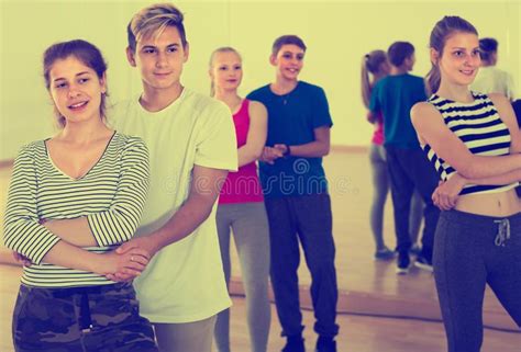 Groep Tevreden Tieners Het Dansen Tango In Dansstudio Stock Foto