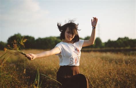 Fotos gratis hombre árbol naturaleza césped persona gente niña