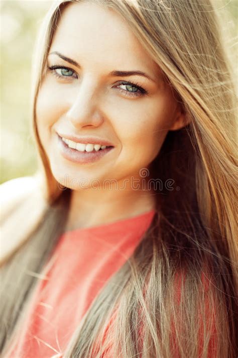 Portret Van Gelukkige Vrolijke Glimlachende Jonge Mooie Blonde Vrouw O Stock Afbeelding Image