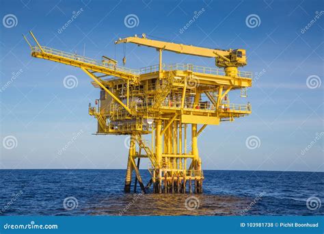 Oil And Gas Wellhead Remote Platform Produced Raw Gas And Oil Then Sent To Central Processing