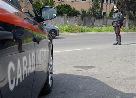 Devasta Un Hotel E Aggredisce Gli Agenti Con Un Estintore Turista In