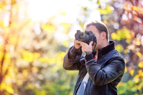 Professionele Fotograaf Die Beelden Met Digitale Camera Nemen Stock Afbeelding Afbeelding