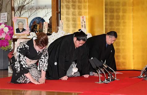 祖父で先代佐渡ケ嶽親方の元横綱琴桜の遺影の前で、大関昇進の口上を述べる琴ノ若。右は佐渡ケ嶽親方（代表撮影） ― スポニチ Sponichi