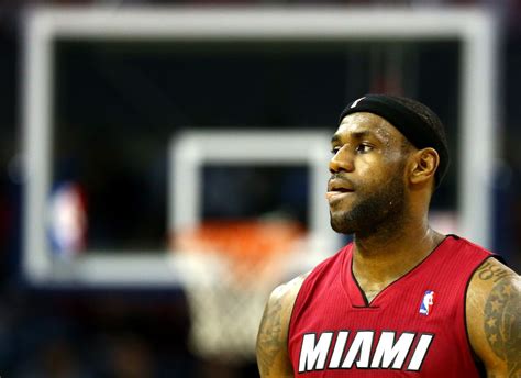 Lebron James Demuestra Que Sigue Siendo El Rey De Las Clavadas Video