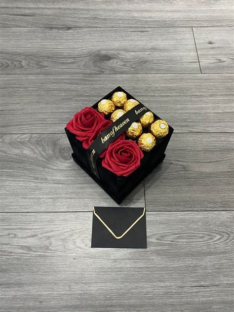 Petite boîte de roses de luxe en velours Ferrero et Lindor noir boîte à