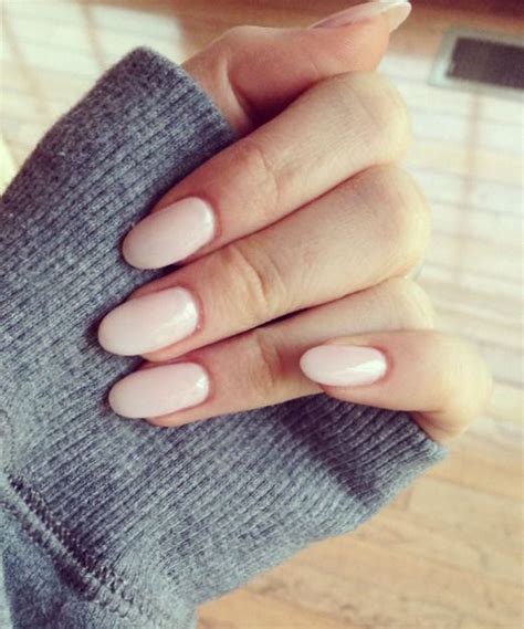 Manicure nude tutte le sfumature più chic dello smalto dall effetto naturale fem