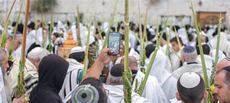 Veja Ben O Dos Sacerdotes Leva Milhares De Pessoas Ao Muro Das