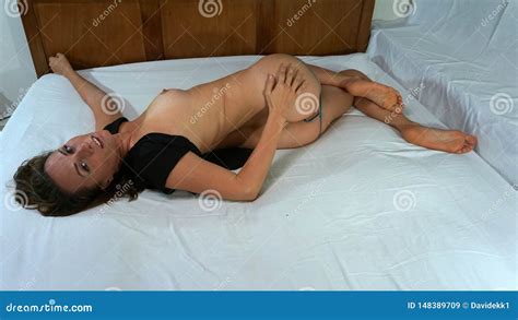 Mentira De Presentaci N Modelo Atractiva Hermosa En Cama Imagen De